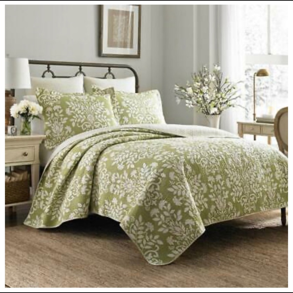 Quilt, Full/Queen. Laura Ashley
